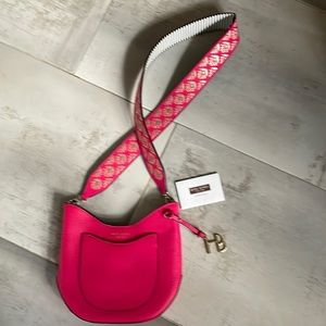 New, never used purse in pink with magnetic clip to close it